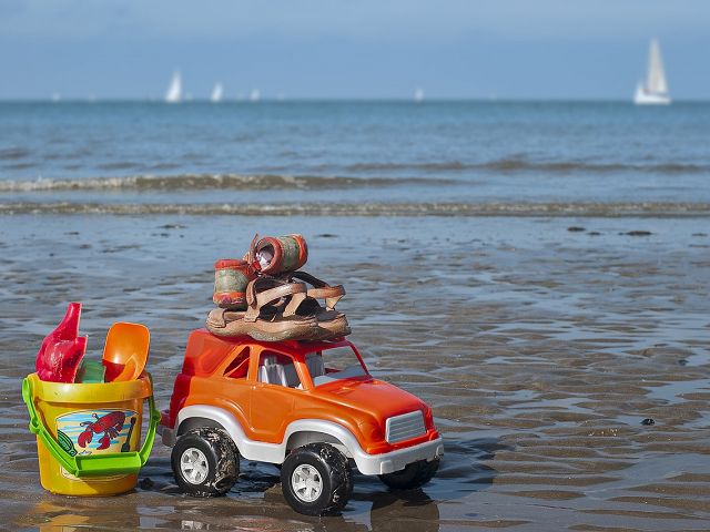 Jakie zabawki warto zabrać na plażę?