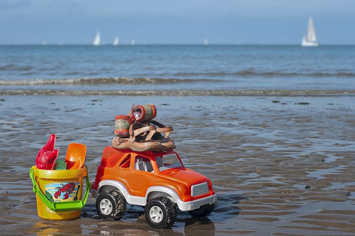 Jakie zabawki warto zabrać na plażę?